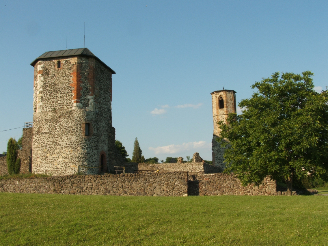 Kisnána Castle Ruins — Hungary castle