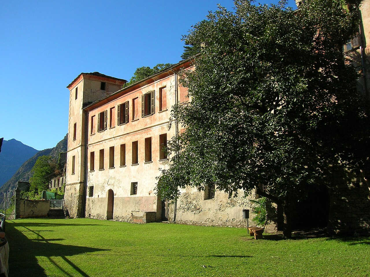 Arnad Lower Castle — Italy castle