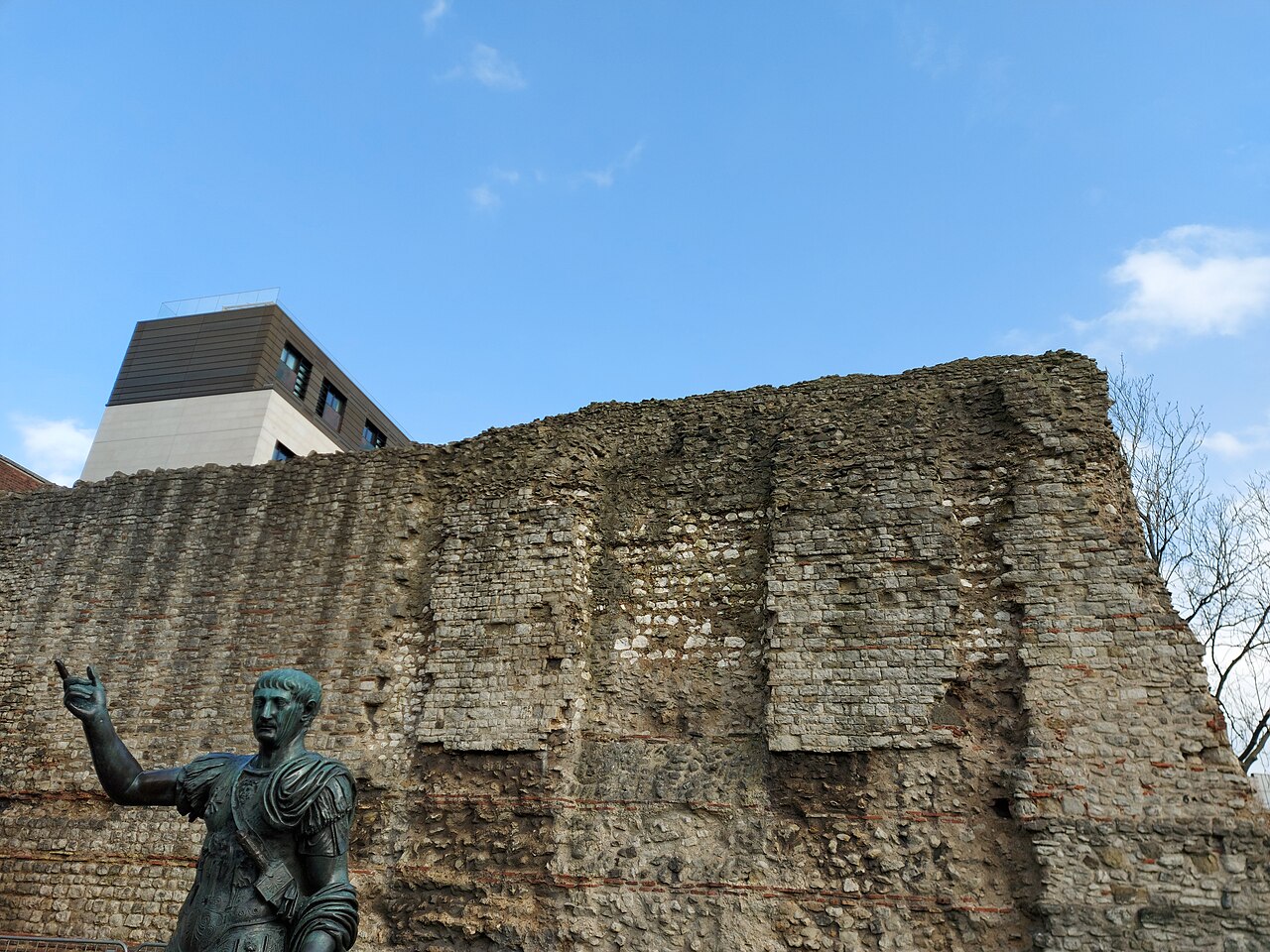 London Wall — United Kingdom of Great Britain and Northern Ireland castle