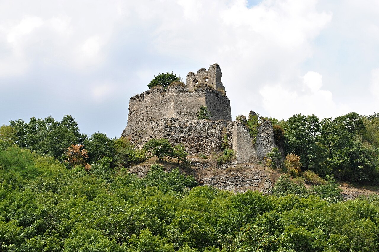 Cabrad Castle Ruins — Slovakia castle