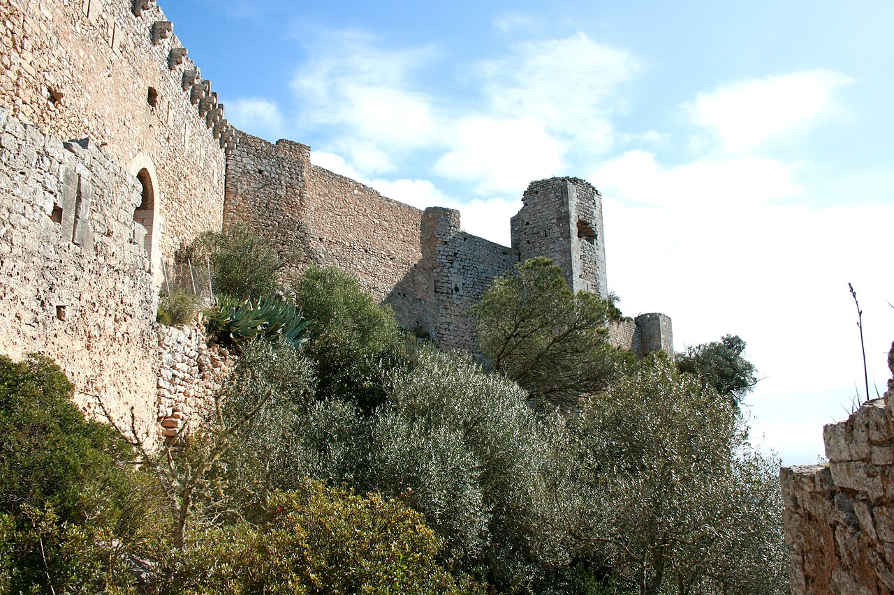 Santueri Castle — Spain castle