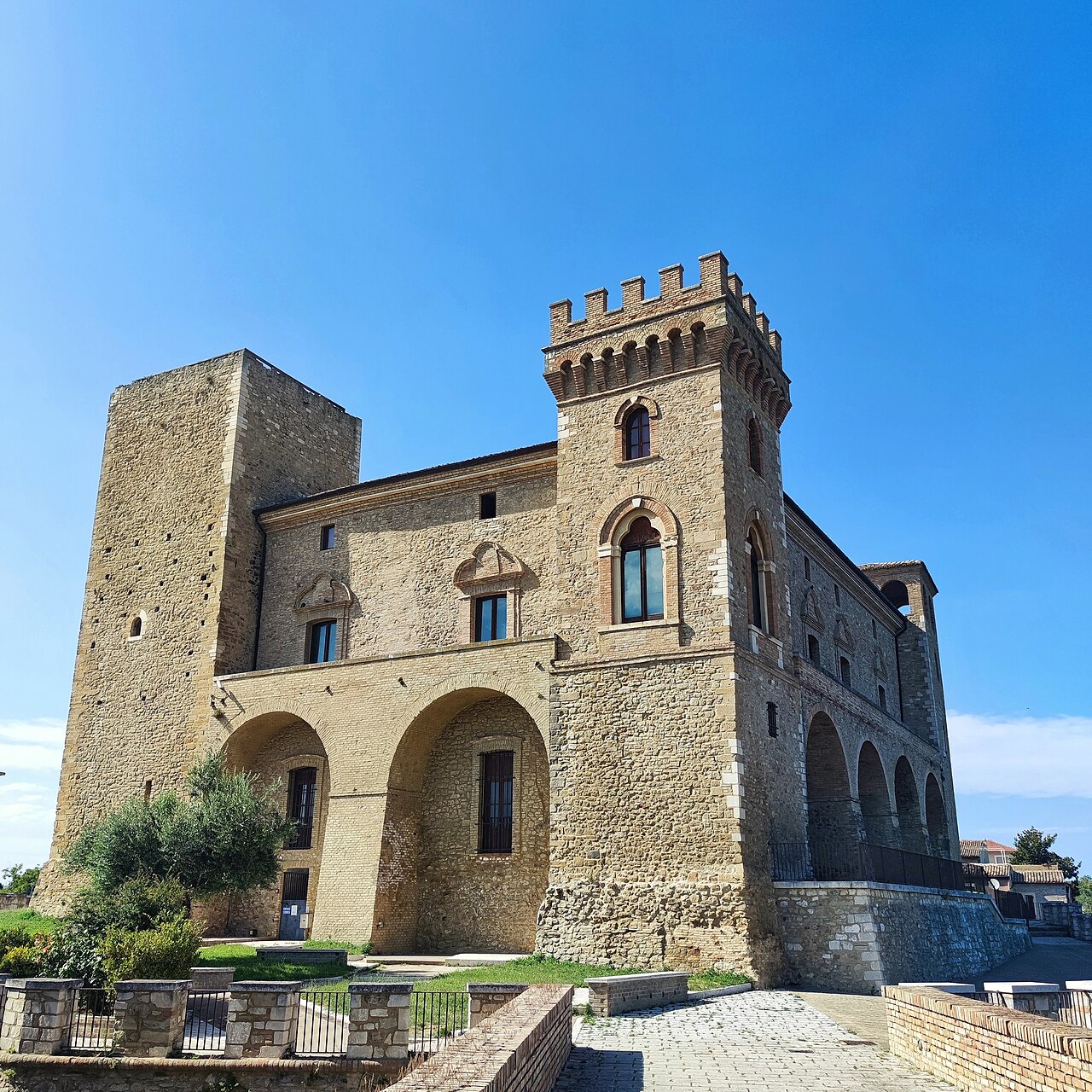 Castello ducale di Crecchio — Italy castle