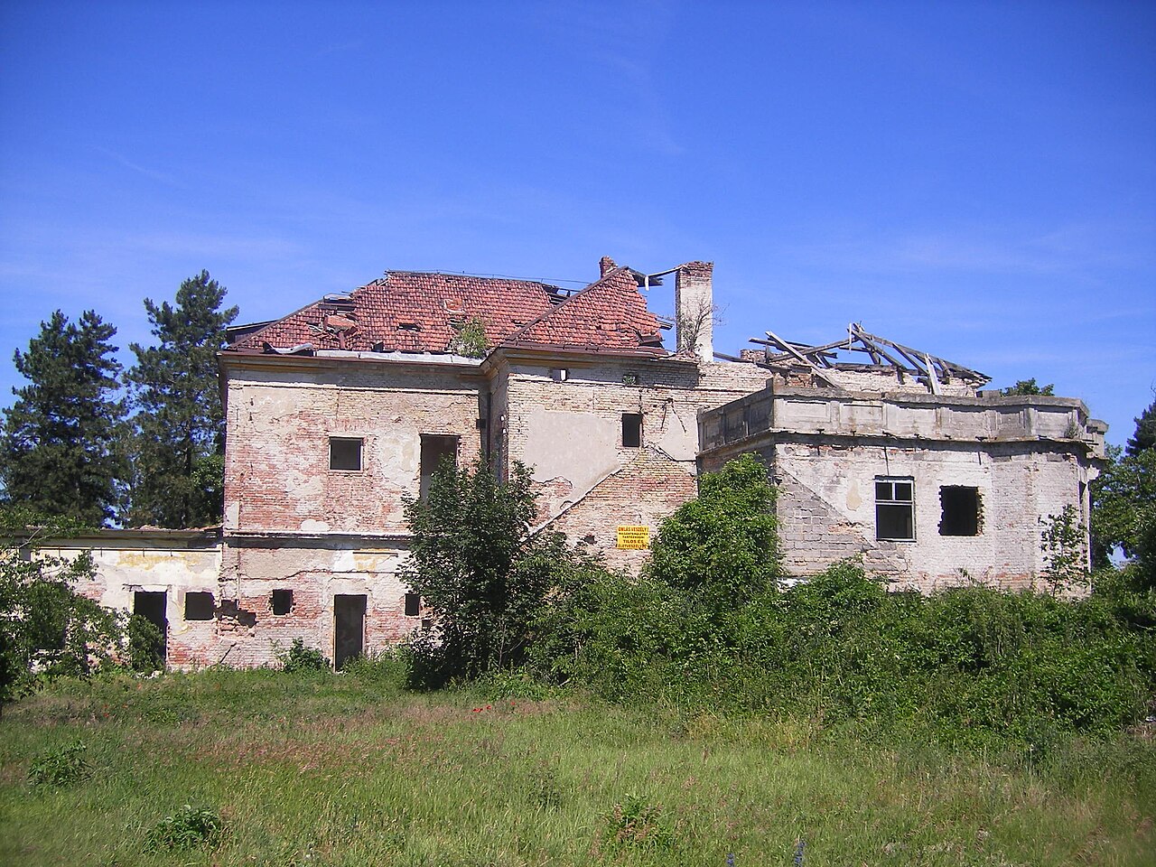 Degenfeld-Schonburg mansion in Ács — Hungary castle