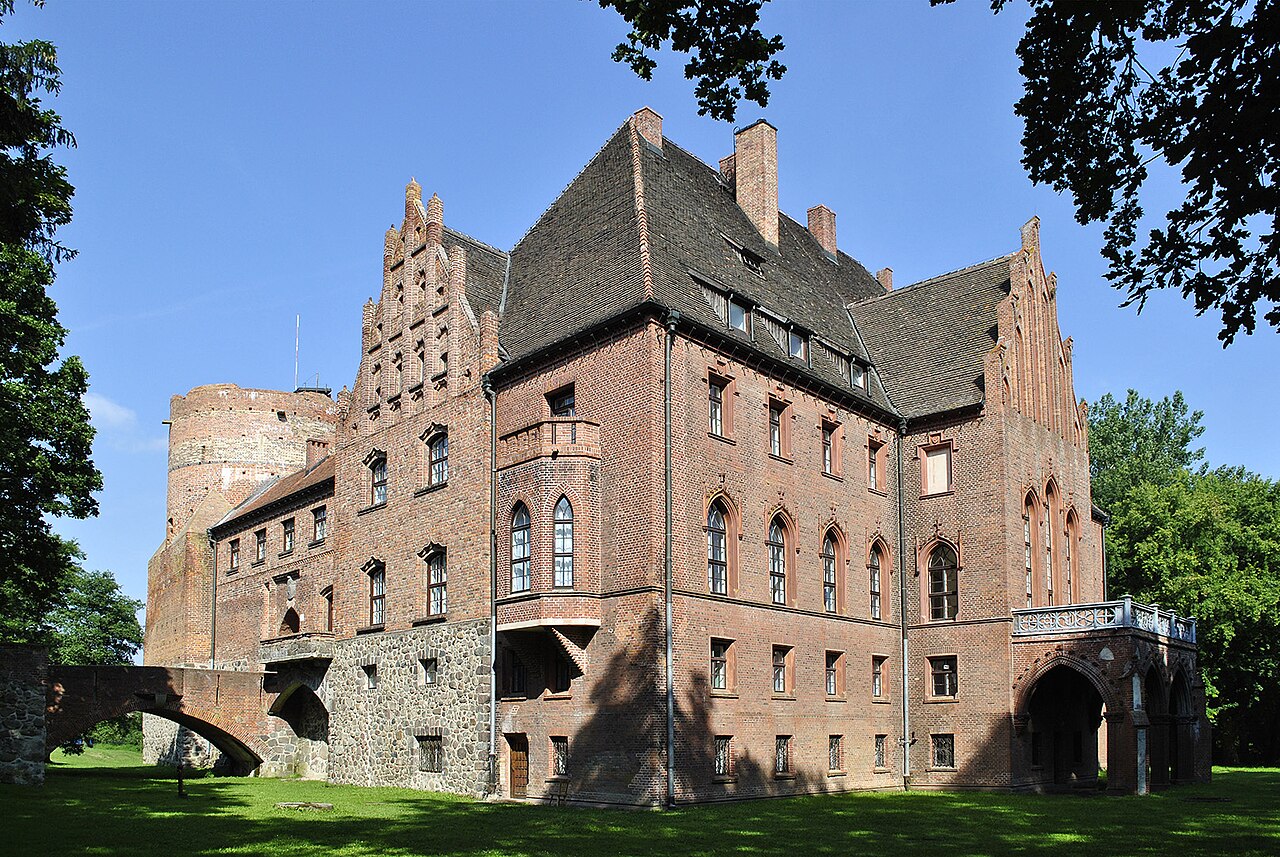 Pęzino Castle — Poland castle