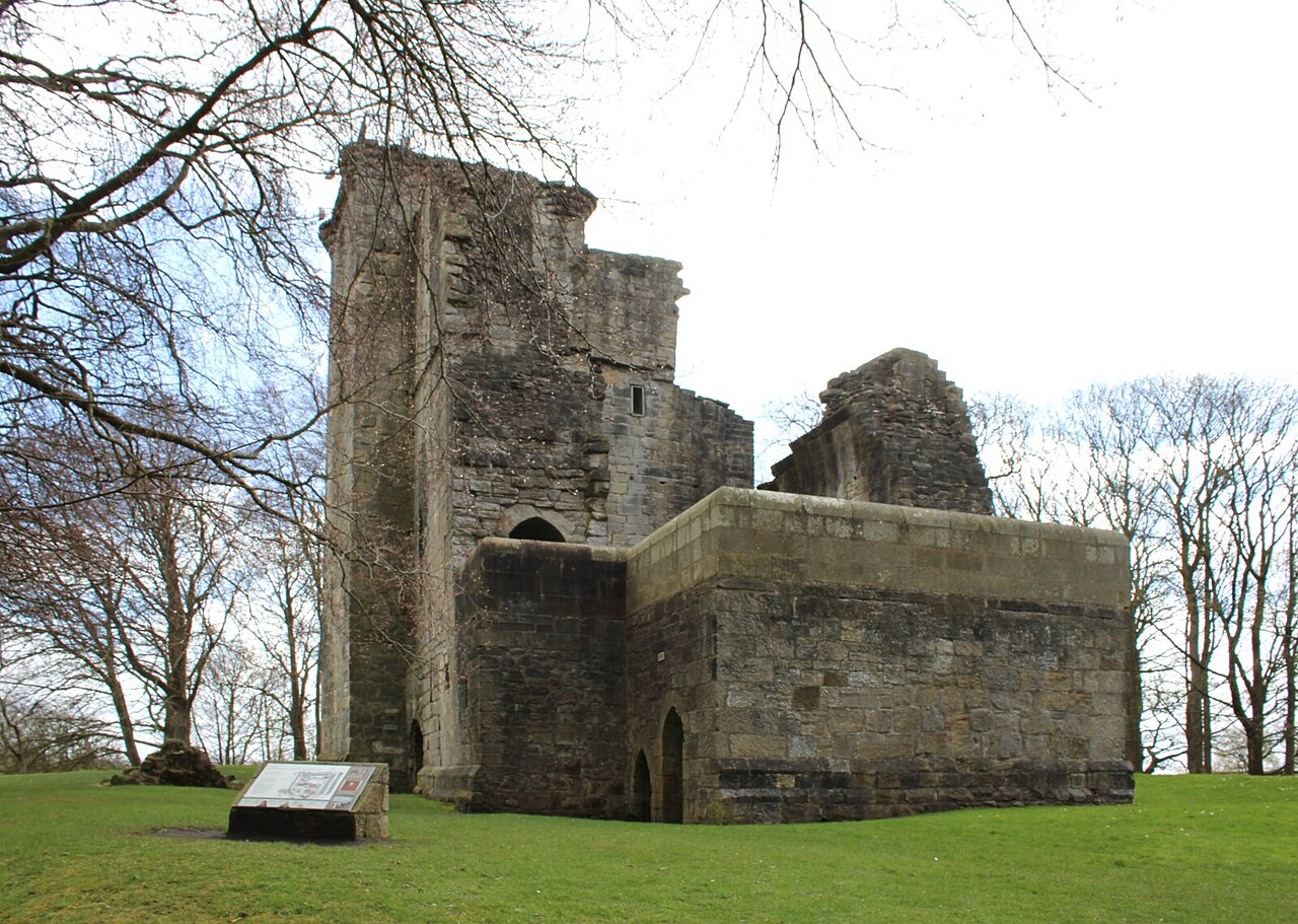 Crookston Castle — United Kingdom of Great Britain and Northern Ireland castle