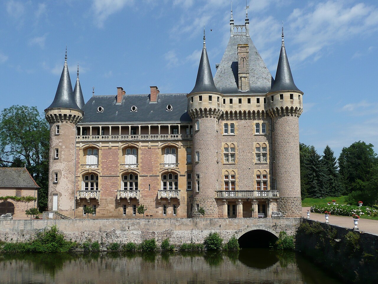 Château de La Clayette — France castle