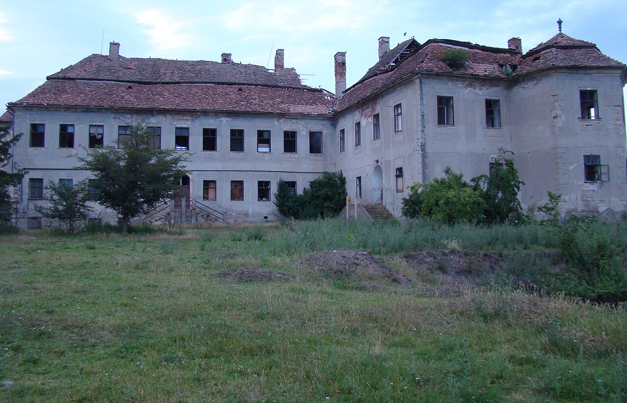Kemény-Bánffy castle in Luncani, Cluj — Romania castle