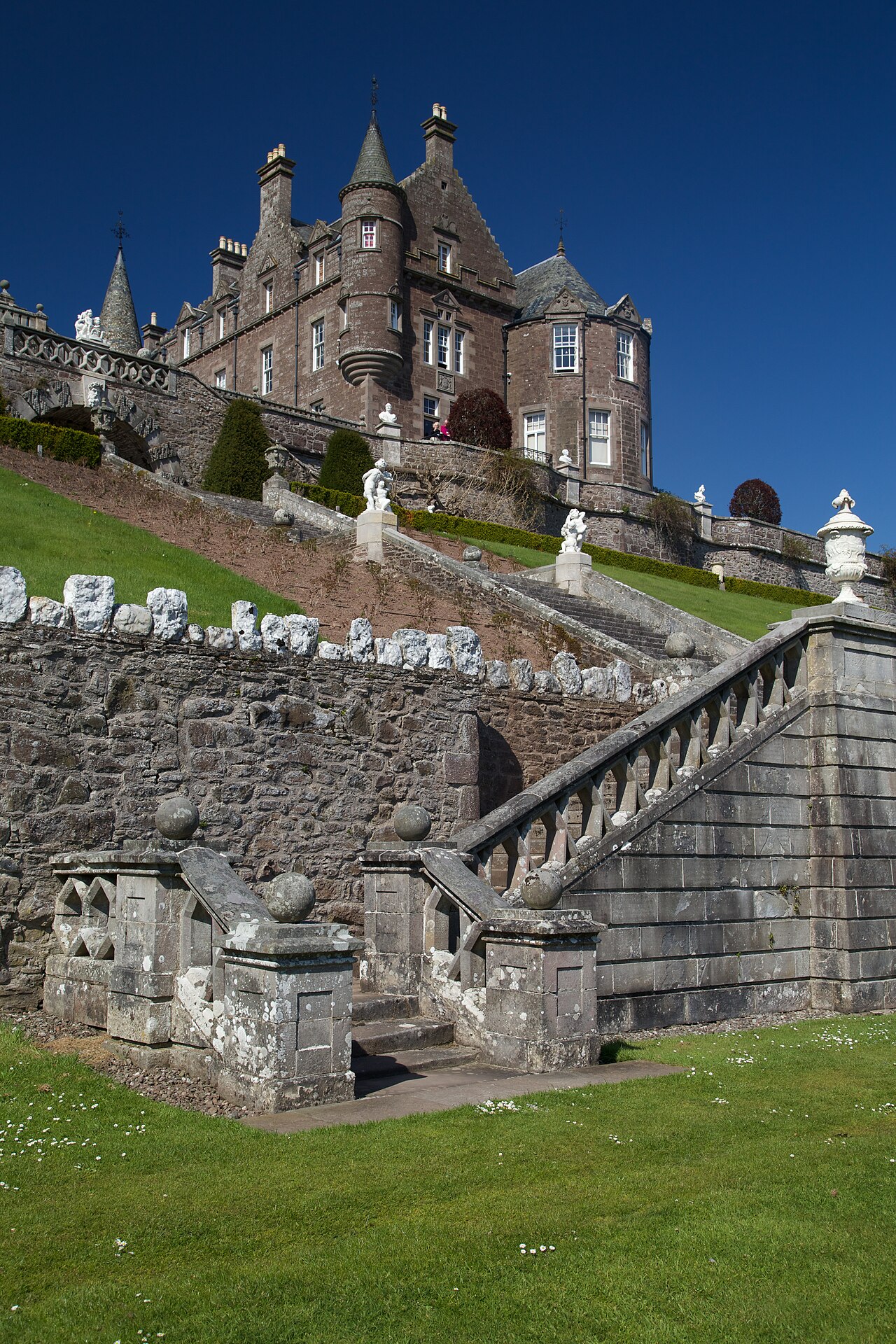 Drummond Castle — United Kingdom of Great Britain and Northern Ireland castle
